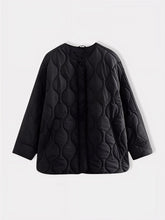 Veste kimono hivernale noire Winter Eclipse vue de face, coupe oversize matelassée.