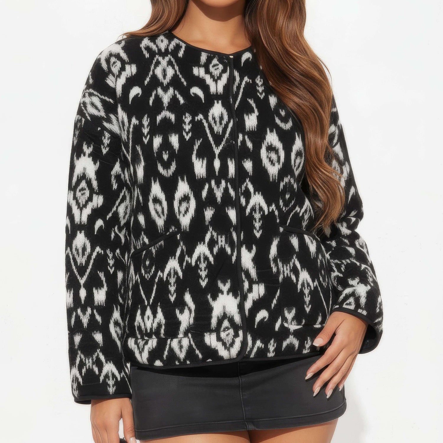 Veste kimono ikat noir et blanc vue de face, motif géométrique japonais Edo Pattern.