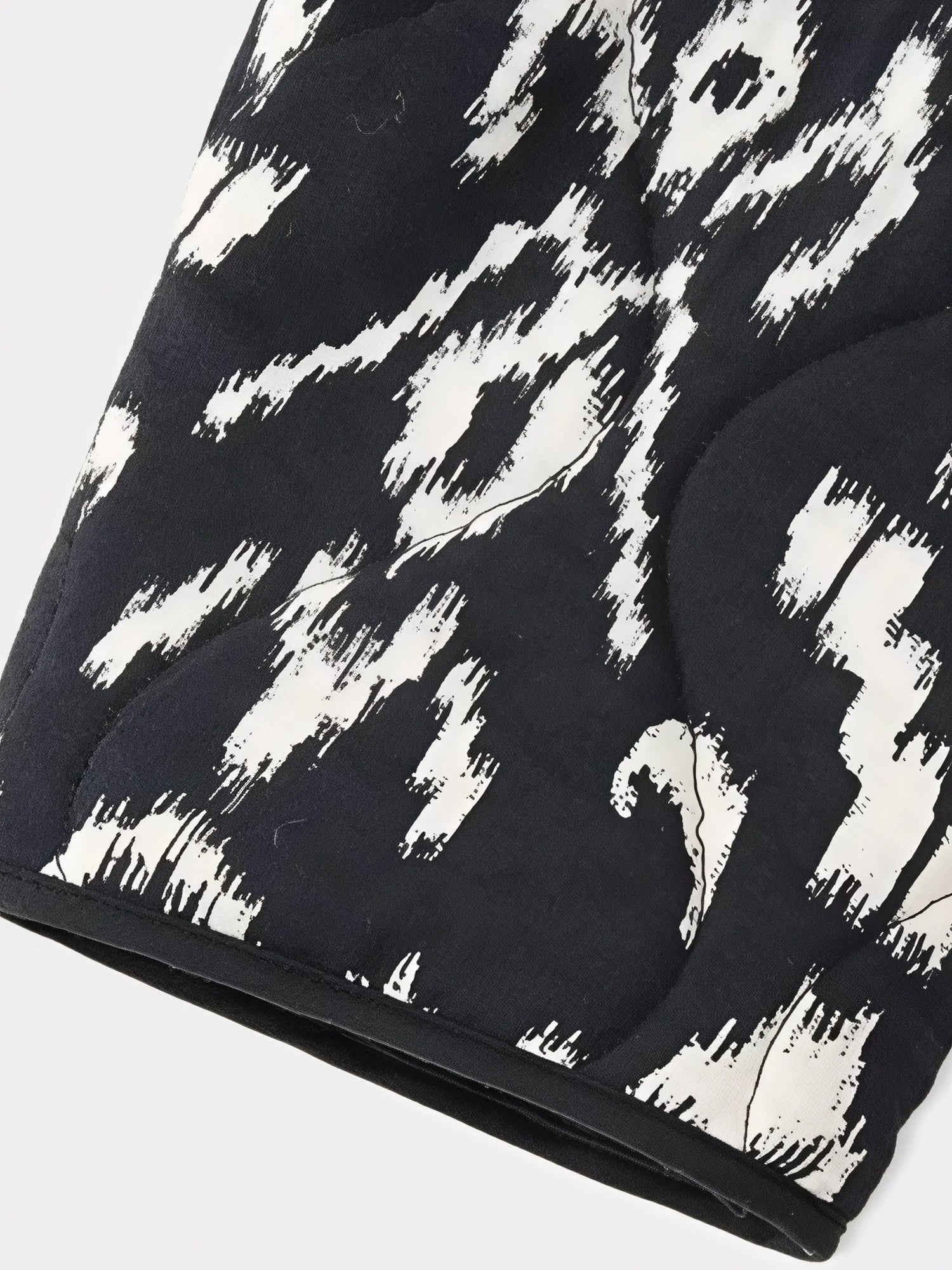 Détail de la manche de la veste kimono matelassée ikat noir et blanc Edo Pattern.