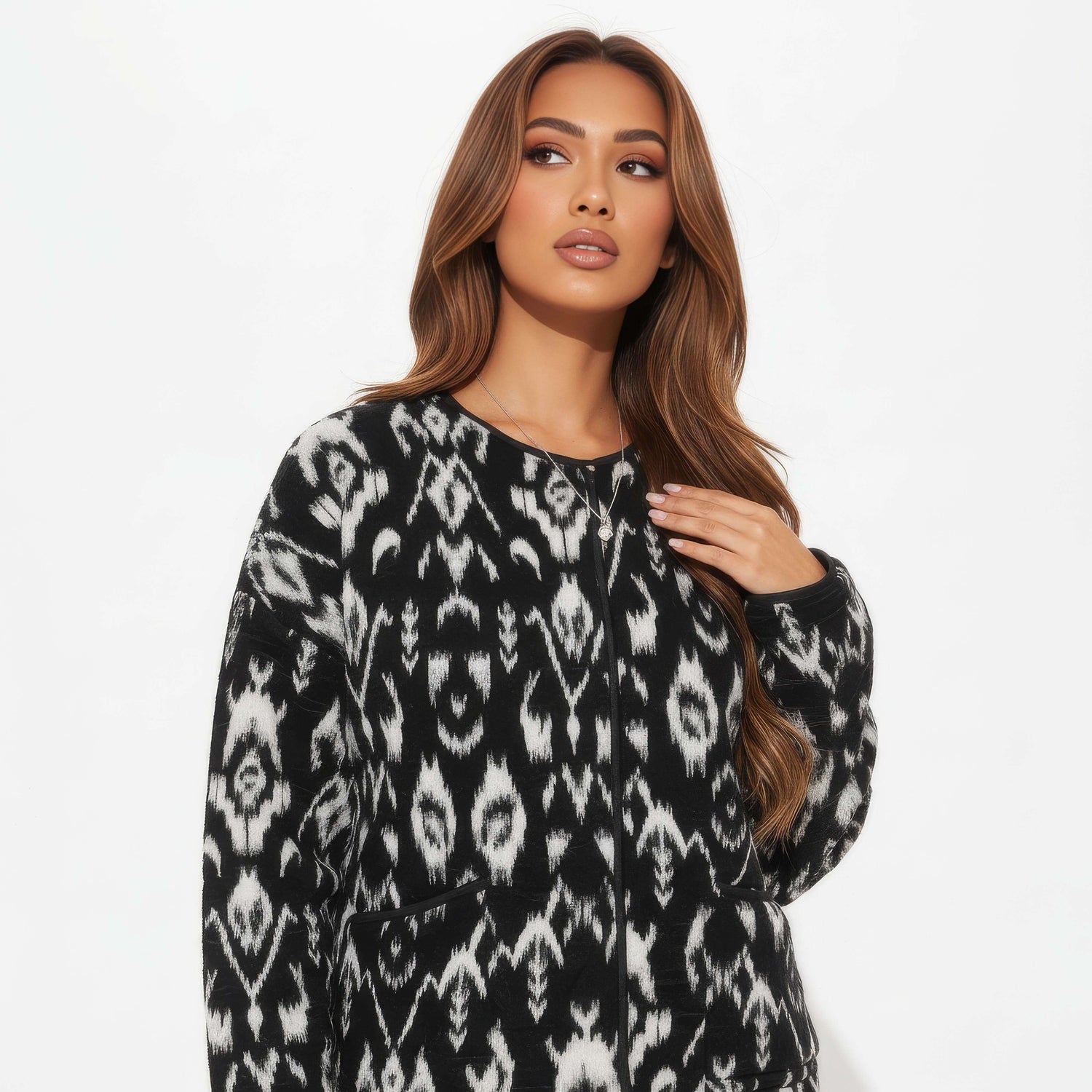 Femme portant une veste kimono matelassée ikat noir et blanc, motif géométrique japonais Edo Pattern, style oversize