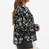 Veste kimono ikat noir et blanc vue de profil, motif graphique japonais Edo Pattern.