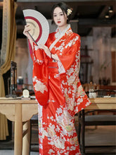 vêtu d'un kimono japonais momiji coloré