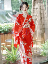 kimono japonais fleuri de style momiji