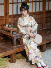 kimono japonais en satin avec motifs floraux