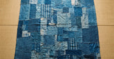 Textile boro indigo rapiécé et cousu de sashiko étalé sur un tatami clair