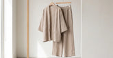 Ensemble kimono femme veste et pantalon assortis suspendus dans une pièce claire