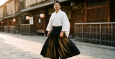 Homme portant un hakama pants noir a plis dans une rue traditionnelle de Kyoto au coucher du soleil