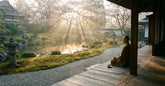 Personne en meditation sur une veranda japonaise au lever du soleil illustrant le concept ikigai