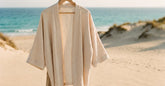 Kimono de plage femme en coton clair suspendu face à la mer en été