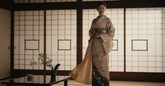 Femme elegante en kimono soie traditionnel japonais dans interieur zen avec ikebana