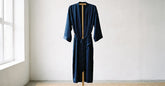 Kimono en soie homme bleu nuit présenté sur un support en bois dans une pièce claire