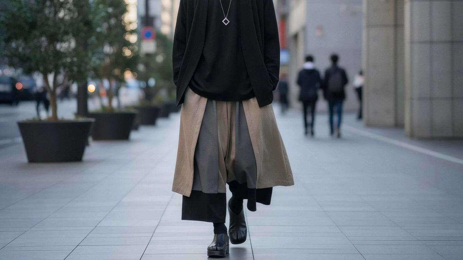 homme en pantalon japonais dans la rue