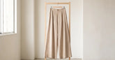 Pantalon japonais femme à jambe large présenté dans un intérieur clair et épuré