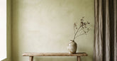 Intérieur wabi sabi épuré avec bois brut céramique irrégulière et lumière douce
