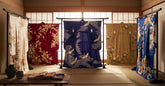 Collection de kimonos japonais exposant differents motifs wagara traditionnels dans une salle tatami