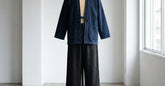 Tenue japonaise homme veste et pantalon larges présentés dans un intérieur épuré