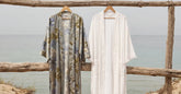 Kimono de plage en viscose et kimono en coton suspendus côte à côte face à la mer