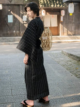 kimono japonais traditionnel avec motifs floraux