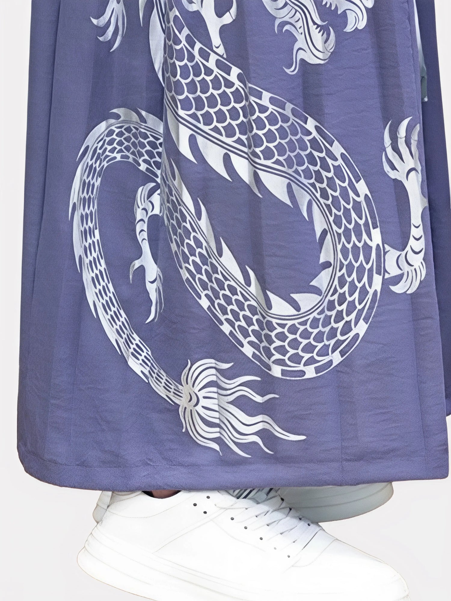 Gros plan sur la broderie dragon argentée du pantalon kimono violet pour homme, symbole de force et d’élégance japonaise.