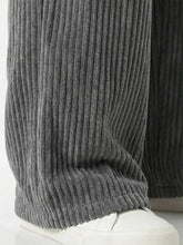 Zoom sur le bas de jambe du pantalon japonais homme Akeno, tissu plissé vertical gris anthracite, coupe ample fluide au niveau de la cheville