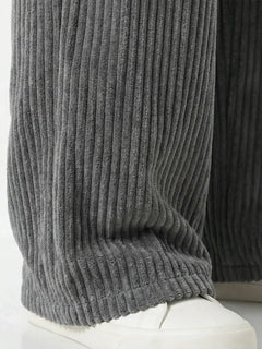 Zoom sur le bas de jambe du pantalon japonais homme Akeno, tissu plissé vertical gris anthracite, coupe ample fluide au niveau de la cheville