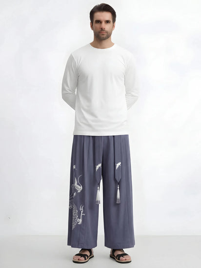 doptez le style japonais avec le pantalon Dragon Impérial : coupe ample type hakama, tombé fluide, imprimé dragon et finitions premium. Idéal streetwear & zen.