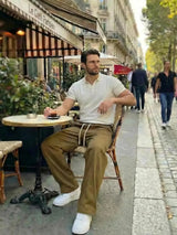Homme portant pantalon japonais cargo beige Edo avec cordons blancs en terrasse café