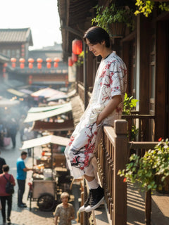 Pantalon Japonais Homme Fleurs Sérénité porté dans une rue traditionnelle japonaise