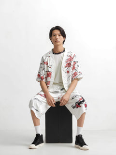 Pantalon Japonais Homme Fleurs Sérénité porté en position assise sur fond studio