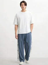 Pantalon japonais homme Haru bleu à coupe ample, style traditionnel revisité, porté avec t-shirt blanc, inspiration mode japonaise moderne