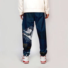 Pantalon japonais bleu pour homme avec motif de grue blanche, coupe ample et élastique aux chevilles, style Seigaiha inspiré des arts traditionnels.