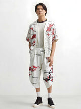 Homme portant un pantalon japonais blanc motif sakura avec coupe ample et style moderne