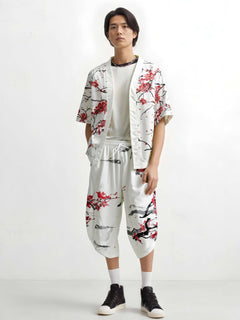 Homme portant un pantalon japonais blanc motif sakura avec coupe ample et style moderne