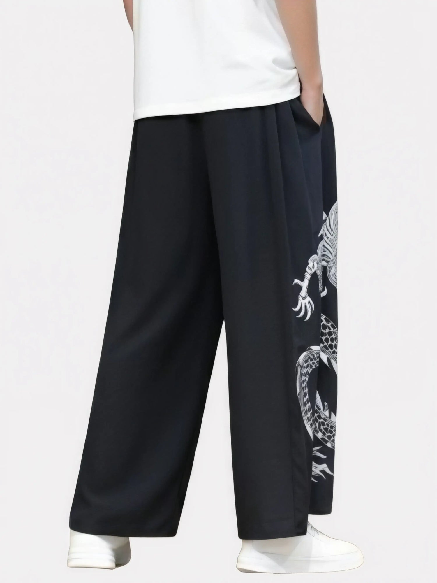 Vue arrière du pantalon kimono noir homme, tombé large et style traditionnel japonais revisité.