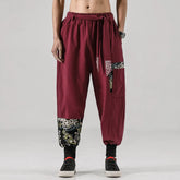 Pantalon japonais homme Hanami porté en look moderne, motifs traditionnels et coupe ample confortable