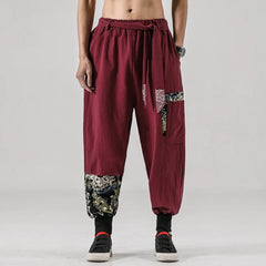 Pantalon japonais homme Hanami porté en look moderne, motifs traditionnels et coupe ample confortable