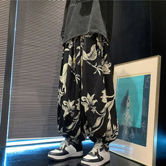 Pantalon japonais large à motif floral porté, cheville resserrée
