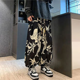 Pantalon japonais large à motif floral porté, cheville resserrée