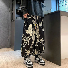 Pantalon japonais large à motif floral porté, cheville resserrée