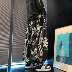 Pantalon japonais large à motif floral porté, cheville resserrée