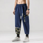Détail des motifs traditionnels japonais du pantalon homme Hanami, impression art nippon sur tissu fluide
