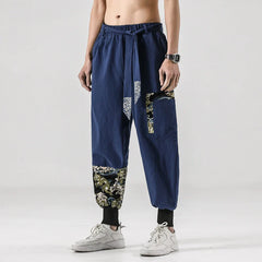Détail des motifs traditionnels japonais du pantalon homme Hanami, impression art nippon sur tissu fluide