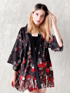 Veste kimono femme noire à motifs floraux rouges et graphiques japonais, coupe fluide et manches larges, style élégant inspiré du Japon.