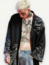 Veste kimono Oniro noire pour homme, portée ouverte, motifs japonais graphiques sur les manches, style streetwear inspiré du Japon.
