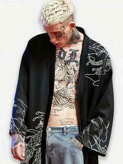 Veste kimono Oniro noire pour homme, portée ouverte, motifs japonais graphiques sur les manches, style streetwear inspiré du Japon.