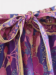 Détail du nœud de ceinture de l’Ensemble Kimono Femme Éclat Violet – ruban satiné à motifs floraux roses et dorés sur fond violet, finition élégante.