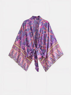 Veste de l’Ensemble Kimono Femme Éclat Violet – manches larges, nœud à la taille et bordures décoratives aux motifs floraux violets et roses.