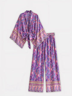 Ensemble Kimono Femme Éclat Violet – tenue fluide violette à motifs floraux avec ceinture nouée à la taille.