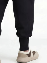 Détail de la cheville du jogging japonais homme Kage avec finition resserrée et tissu souple