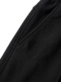 Détail de la poche latérale du jogging japonais homme Kage avec couture discrète et tissu doux